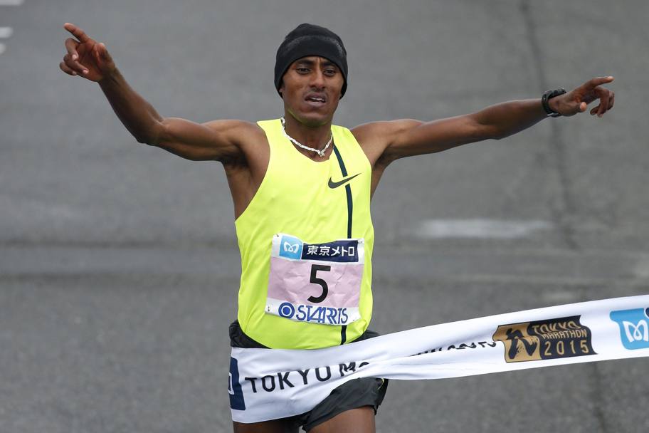 Maratona di Tokyo 2015. Il vincitore Endeshaw Negesse (EPA)
